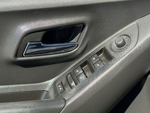 Used 2022 Chevrolet Trax LT w/ LT Convenience Package image 22