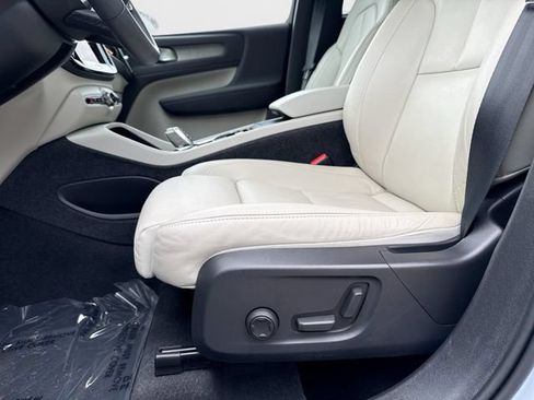Certified 2024 Volvo XC40 B5 Plus w/ Climate Package AWD/4WD image 17