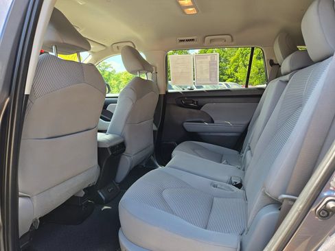 Used 2024 Toyota Highlander LE FWD image 15