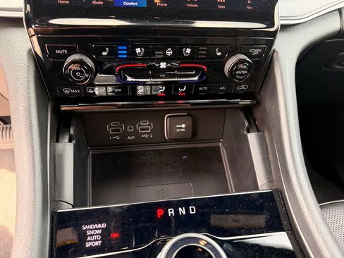 Used 2024 Jeep Grand Cherokee Limited w/ Luxury Tech Group II AWD/4WD image 13