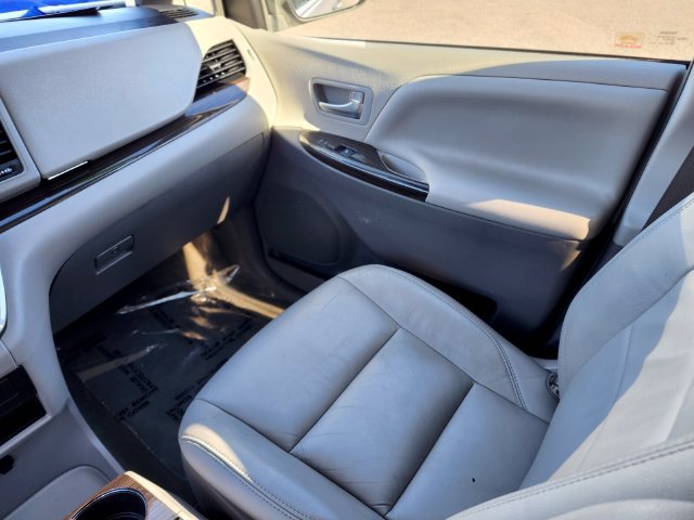 Used 2017 Toyota Sienna XLE Premium w/ Outdoor Package AWD/4WD image 15