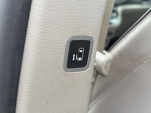 Used 2017 Chrysler Pacifica Limited w/ Advanced Safetytec Group image 3