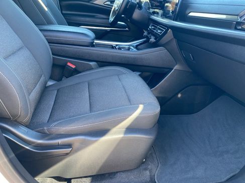 Used 2025 Chevrolet Traverse LT image 21