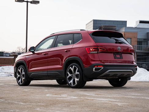 Certified 2023 Volkswagen Taos SEL image 5