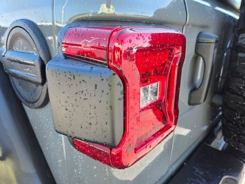 Used 2022 Jeep Wrangler Unlimited Rubicon w/ LED Lighting Group AWD/4WD image 11