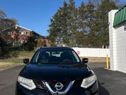 Used 2015 Nissan Rogue SV image 2