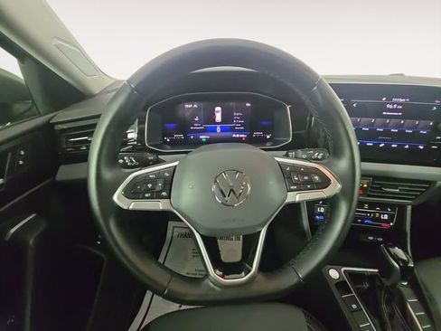 Used 2025 Volkswagen Jetta SE FWD image 12