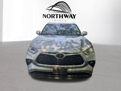 Used 2021 Toyota Highlander XLE AWD/4WD image 12