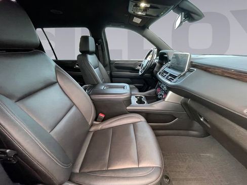 Used 2022 Chevrolet Suburban LT w/ Luxury Package image 17