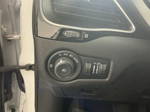 Used 2020 Jeep Cherokee Latitude Plus image 23