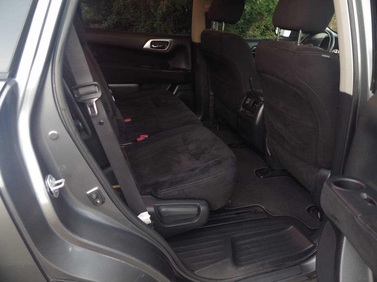 Used 2015 Nissan Pathfinder SV w/ Trailer Tow Package FWD image 17
