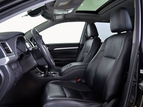 Used 2019 Toyota Highlander XLE AWD/4WD image 15