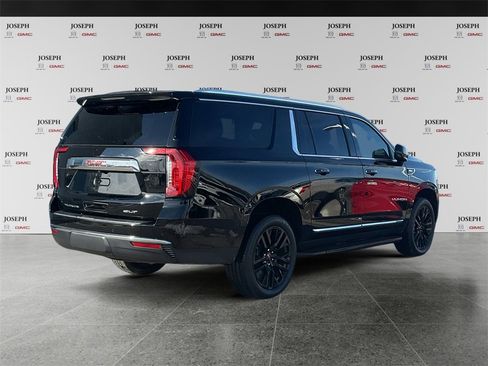 Used 2023 GMC Yukon XL SLT w/ SLT Premium Package image 7