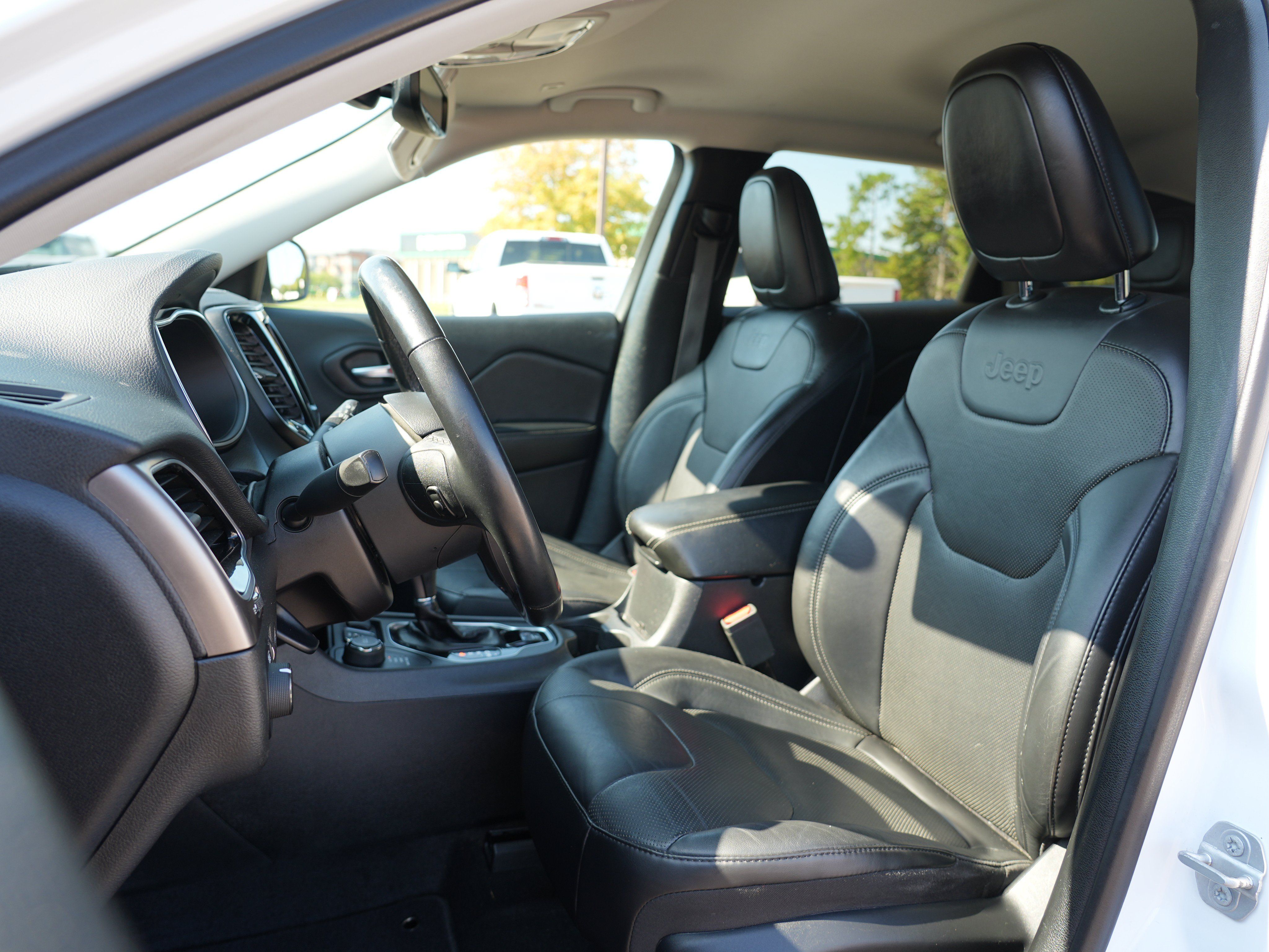Used 2019 Jeep Cherokee Limited AWD/4WD image 13