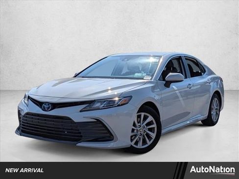 Used 2022 Toyota Camry LE image 1