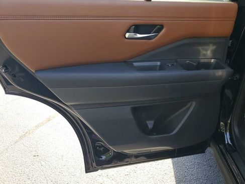 Used 2024 Nissan Pathfinder Platinum FWD image 25