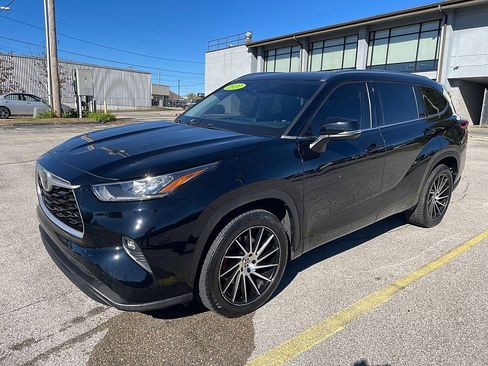 Used 2020 Toyota Highlander XLE image 3