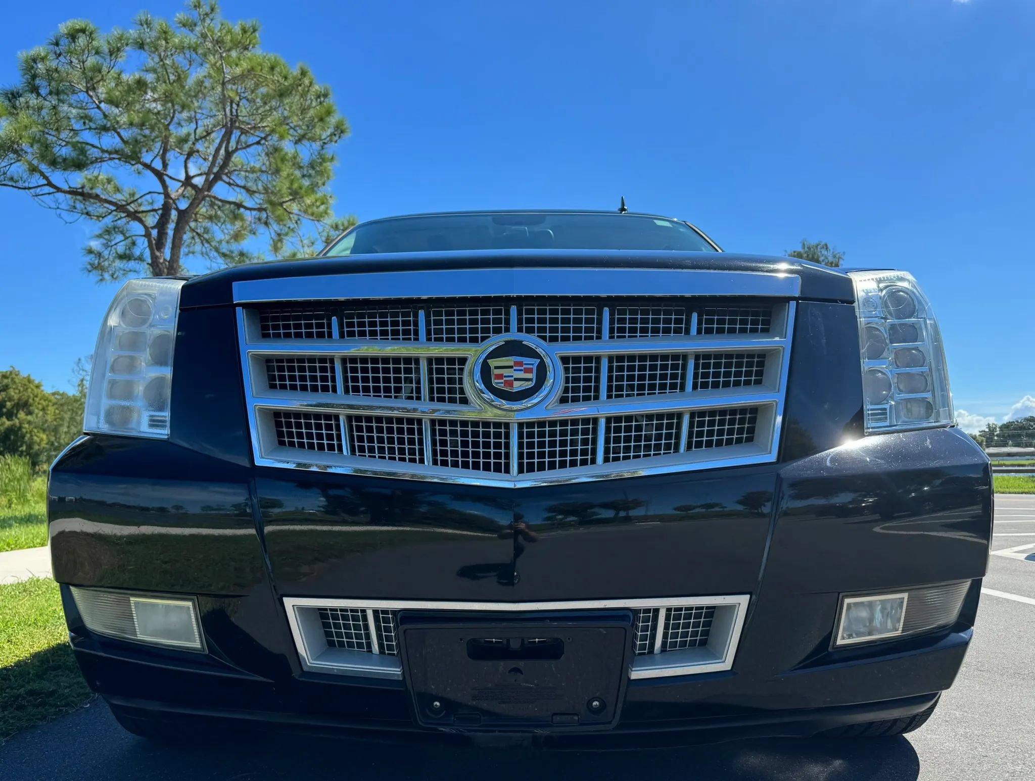 Used 2012 Cadillac Escalade Platinum RWD image 2