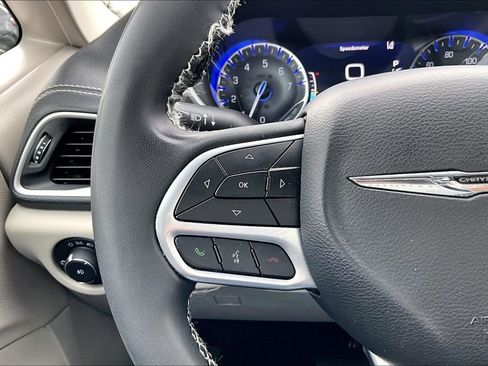 Used 2023 Chrysler Pacifica Touring-L FWD image 19