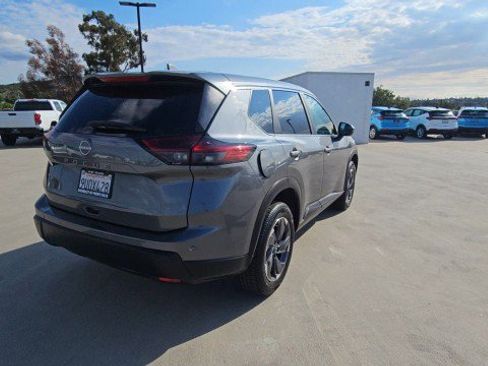 Used 2026 Nissan Rogue SV FWD image 8