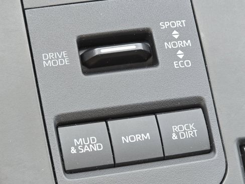 Used 2020 Toyota Highlander XLE image 8