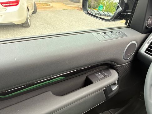 Used 2025 Land Rover Discovery S AWD/4WD image 32