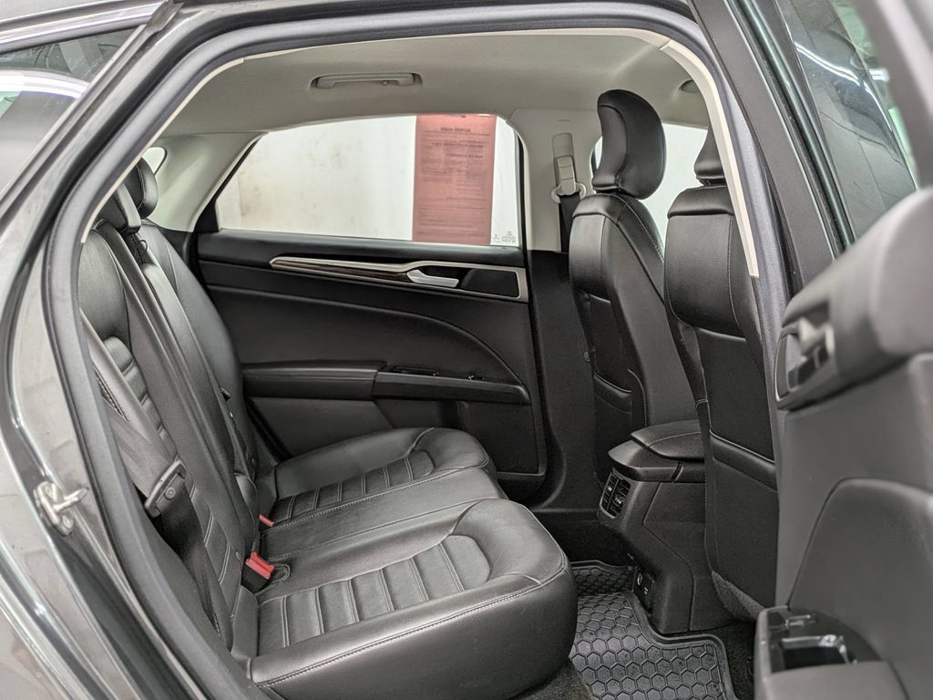 Used 2015 Ford Fusion SE w/ Equipment Group 202A AWD/4WD image 16