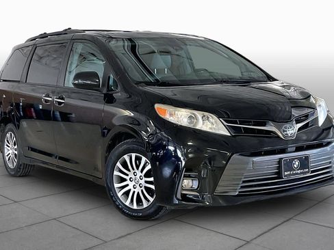 Used 2020 Toyota Sienna XLE FWD image 2
