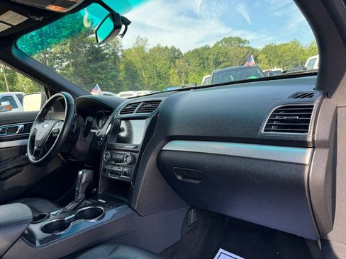 Used 2017 Ford Explorer XLT w/ Equipment Group 202A FWD image 21