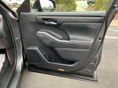 Used 2022 Toyota Highlander XLE image 13