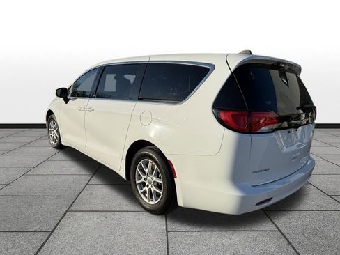 Used 2023 Chrysler Voyager LX image 7