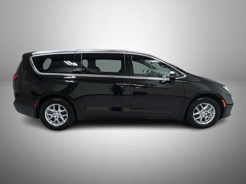 Used 2025 Chrysler Pacifica Select FWD image 4