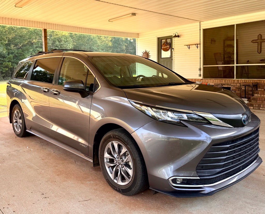 Used 2021 Toyota Sienna XLE FWD image 1