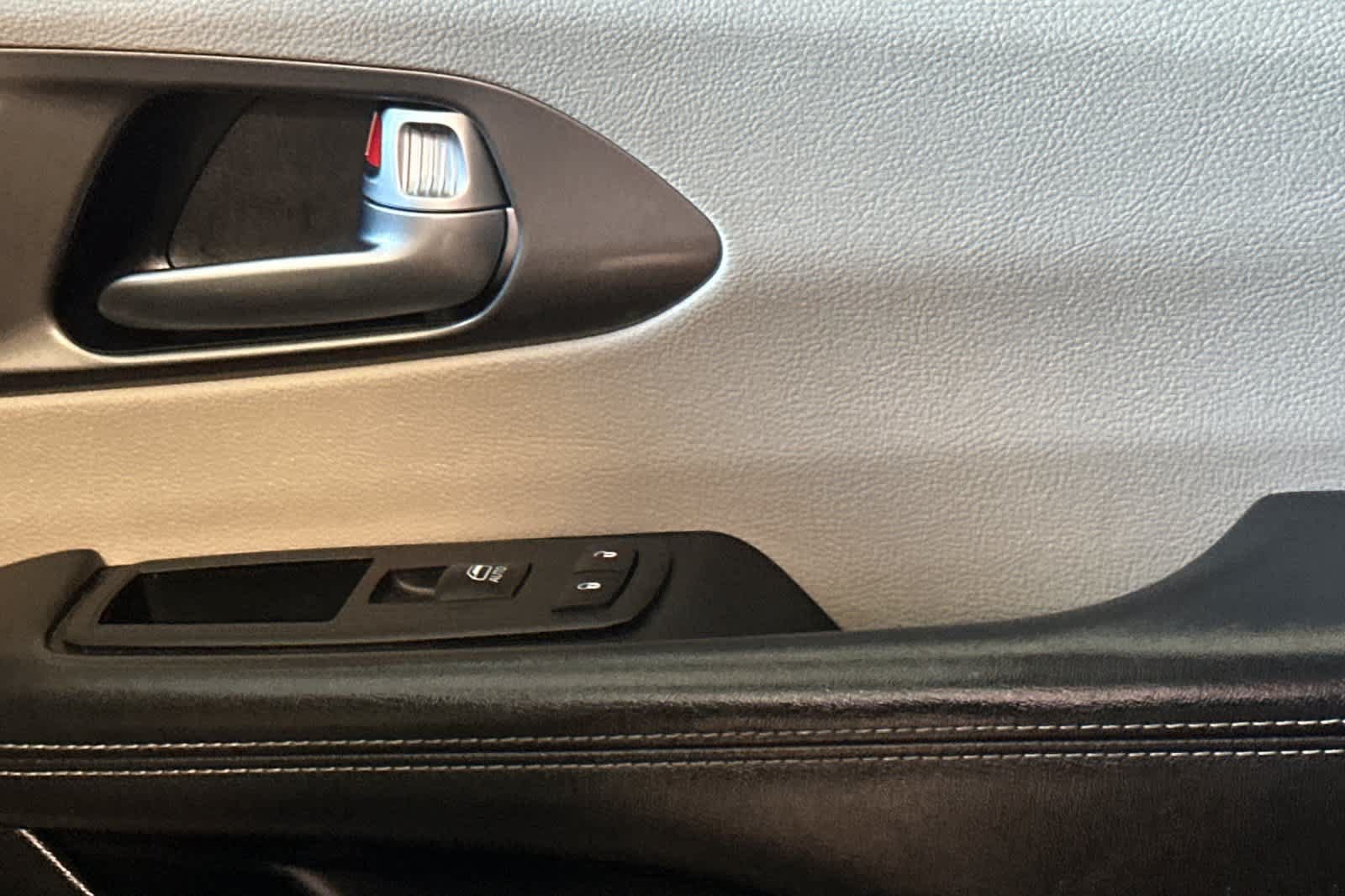 Used 2024 Chrysler Pacifica Limited FWD image 29