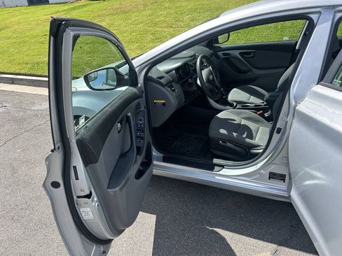 Used 2015 Hyundai Elantra SE FWD image 5