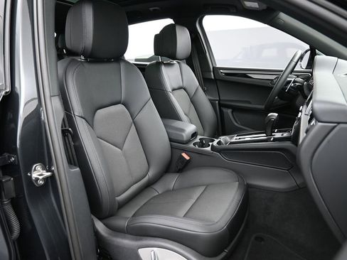 Certified 2025 Porsche Macan image 31