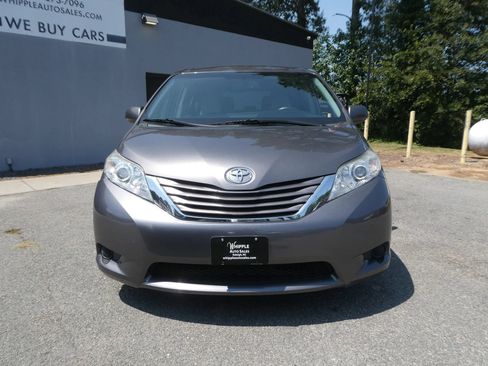 Used 2017 Toyota Sienna LE AWD/4WD image 2