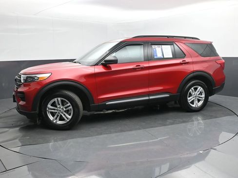 Used 2020 Ford Explorer XLT image 2