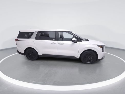 Used 2025 Kia Carnival image 8