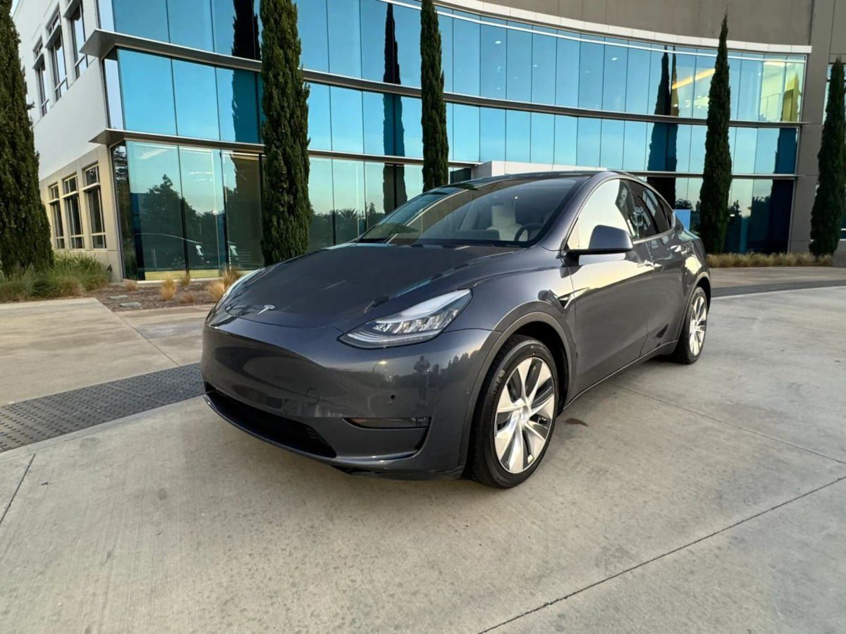 Used 2023 Tesla Model Y Long Range AWD/4WD image 3