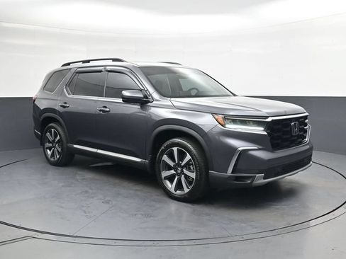 Used 2025 Honda Pilot Touring image 2