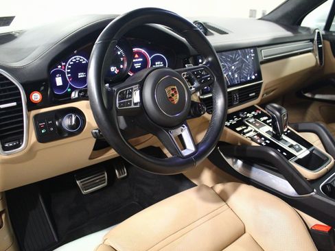Used 2022 Porsche Cayenne Turbo image 5