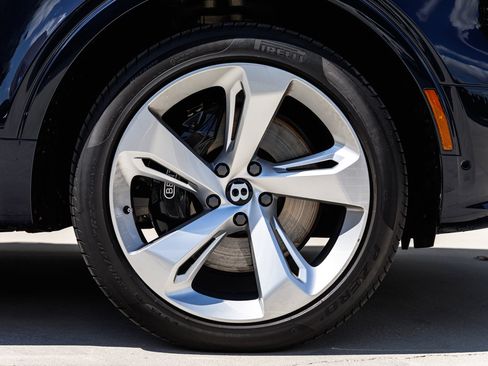 Certified 2024 Bentley Bentayga image 6