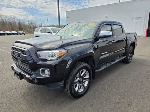 Used 2017 Toyota Tacoma Limited w/ Tow Package image 3