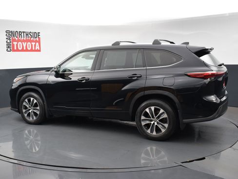 Used 2022 Toyota Highlander XLE image 2
