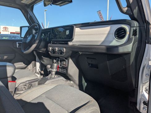 Used 2024 Jeep Wrangler Willys image 31