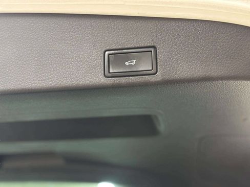 Used 2016 Volkswagen Touareg VR6 image 17