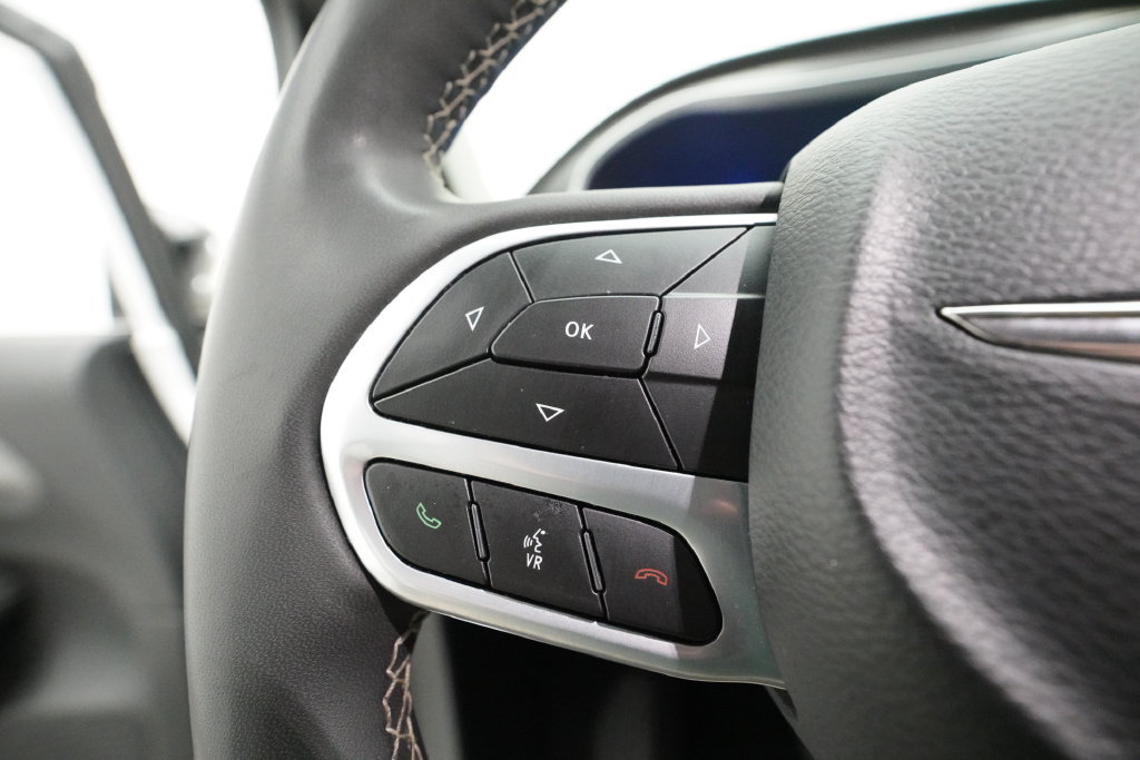 Used 2025 Chrysler Pacifica Select FWD image 19