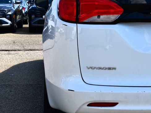 Used 2023 Chrysler Voyager LX FWD image 10