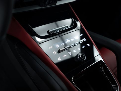 Certified 2025 Porsche Cayenne image 17